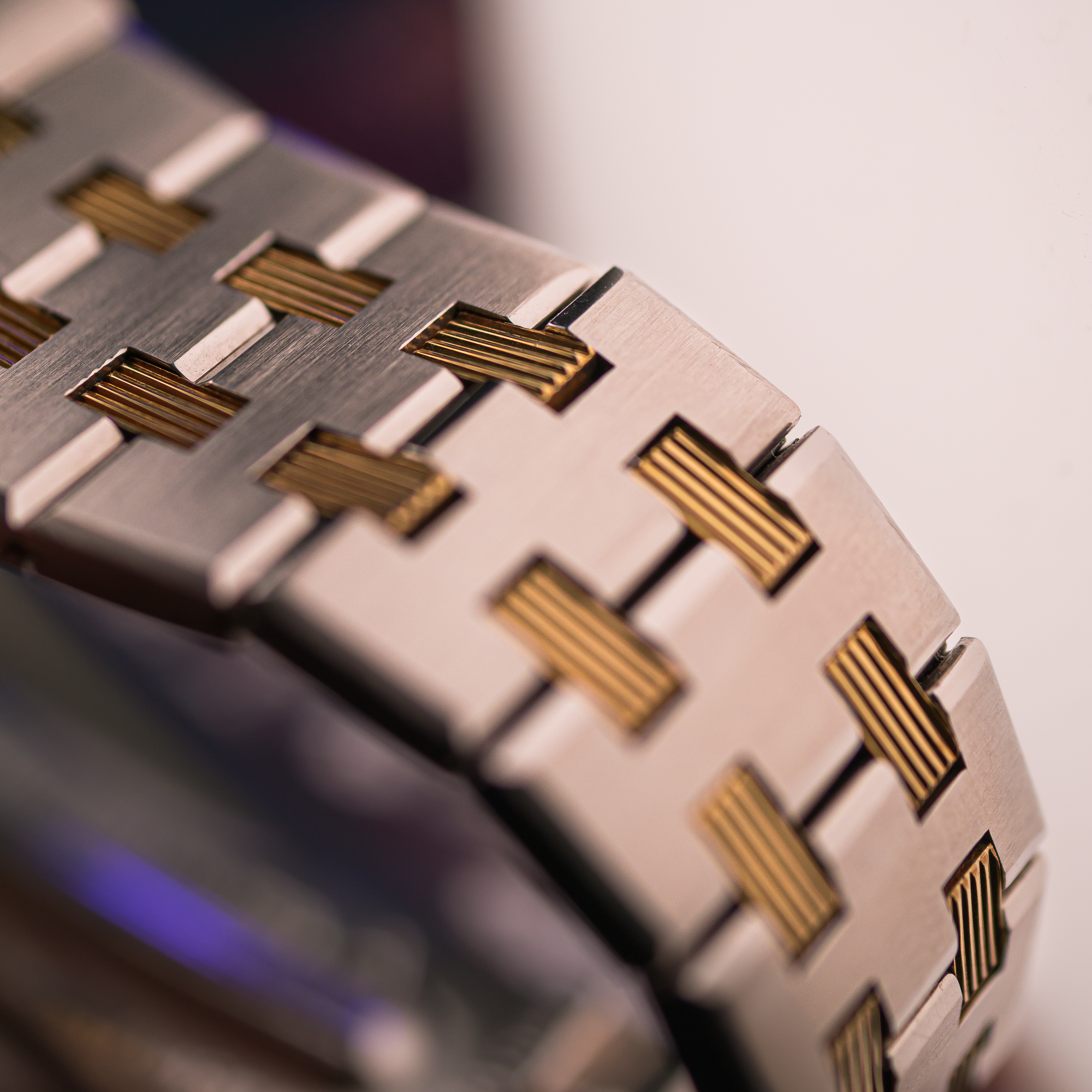 Omega: Seamaster Quartz — Two-Tone Geometric Precision
