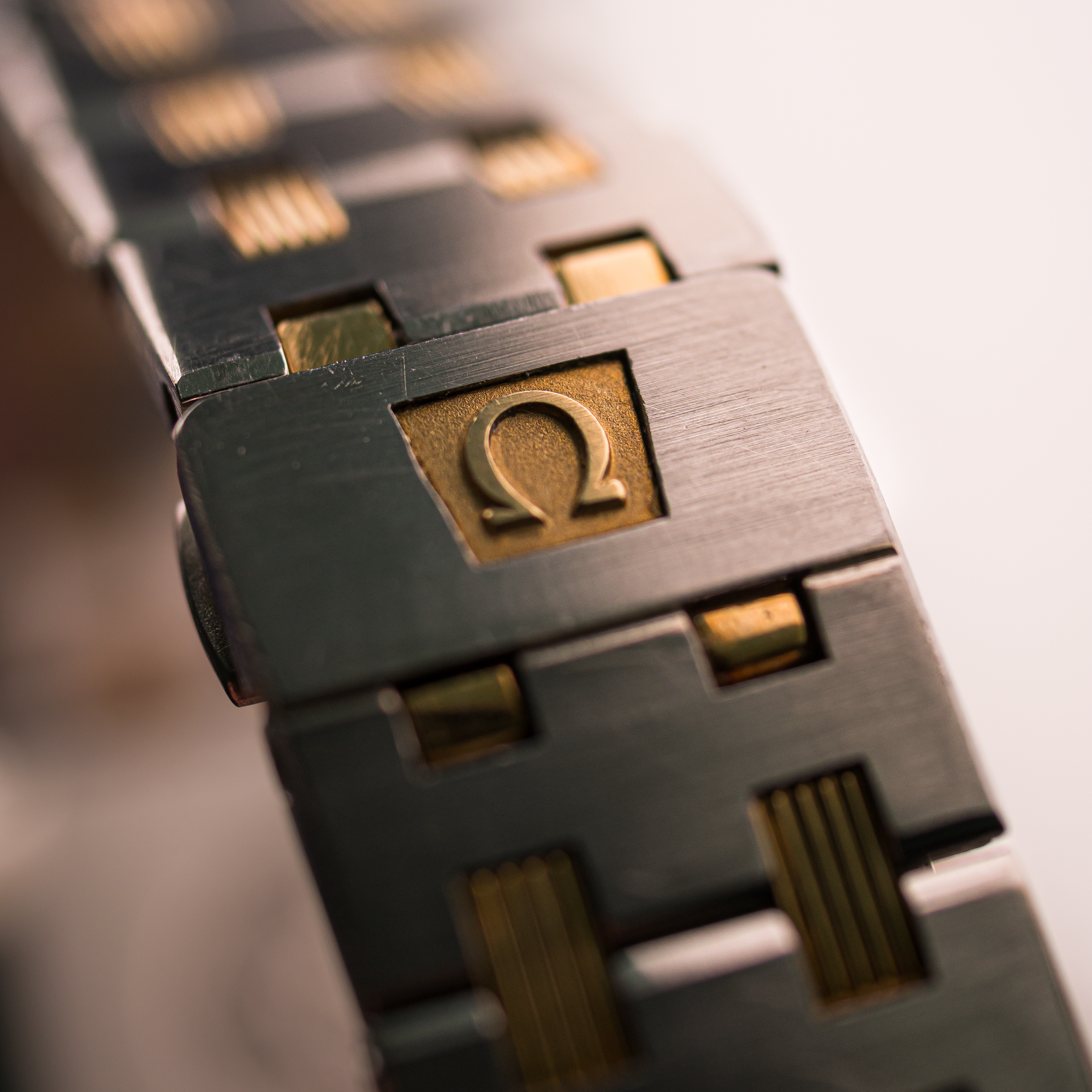 Omega: Seamaster Quartz — Two-Tone Geometric Precision