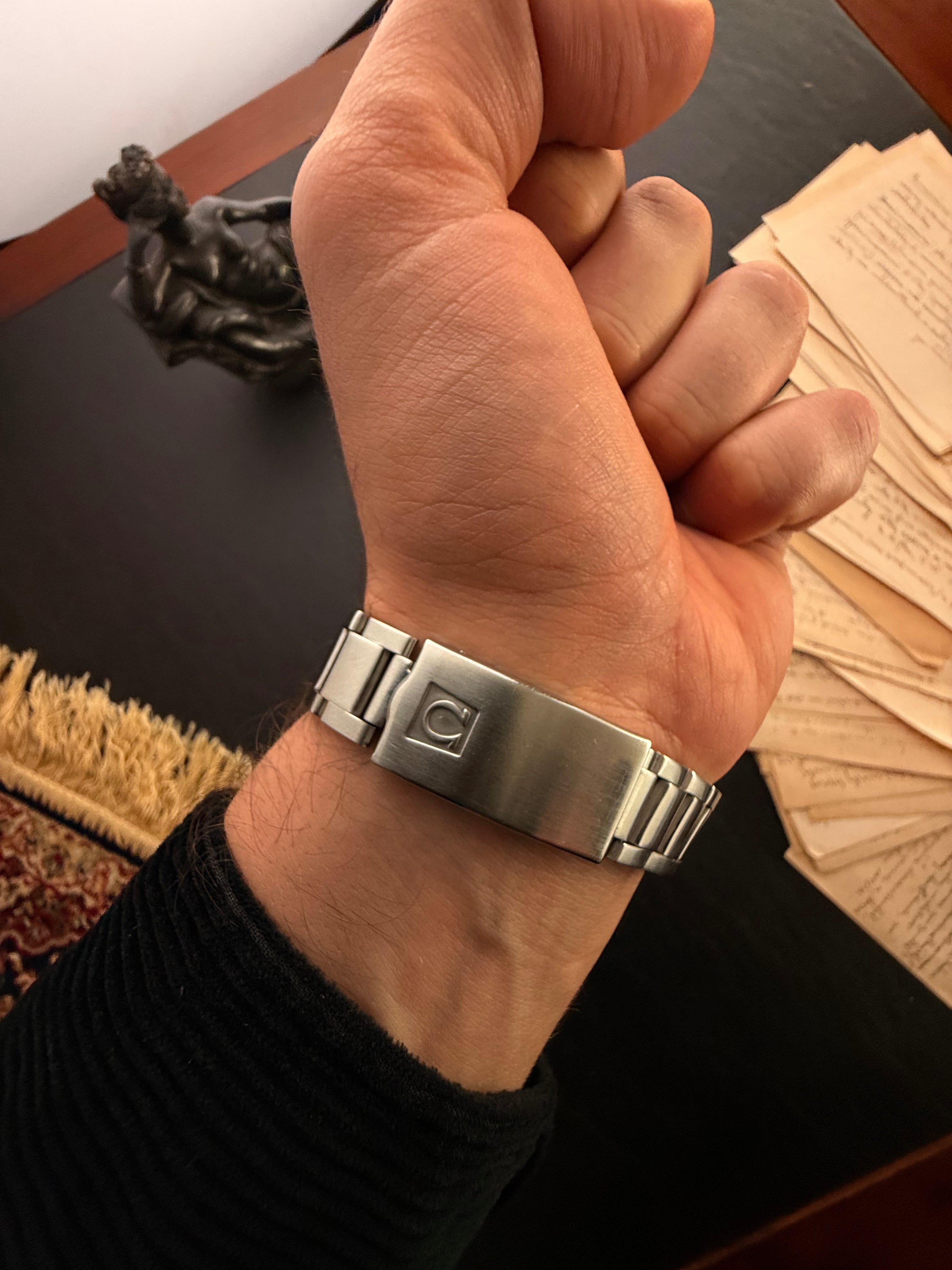 Omega: Seamaster f300Hz — The Hum of Precision